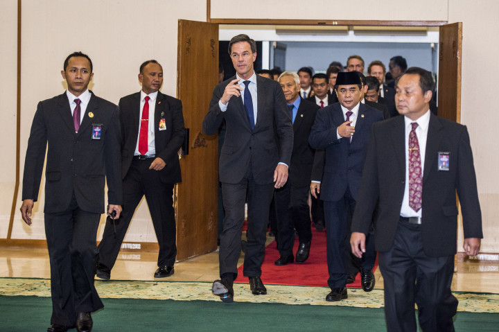 Perdana Menteri Kerajaan Belanda Mark Rutte (ketiga kiri) didampingi Ketua DPR Ade Komarudin (kedua kanan) berjalan menuju ruang pertemuan di Kompleks Parlemen, Senayan, Jakarta.