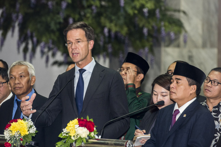 Perdana Menteri Kerajaan Belanda Mark Rutte (kedua kiri) didampingi Ketua DPR Ade Komarudin menyampaikan keterangan pers.