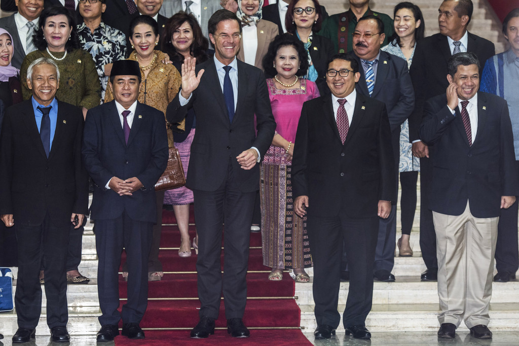 Perdana Menteri Kerajaan Belanda Mark Rutte (tengah) berfoto bersama Ketua DPR Ade Komarudin (kedua kiri), Wakil Ketua DPR Fadli Zon (kedua kanan), Fahri Hamzah (kanan), Agus Hermanto (kiri) usai pertemuan.