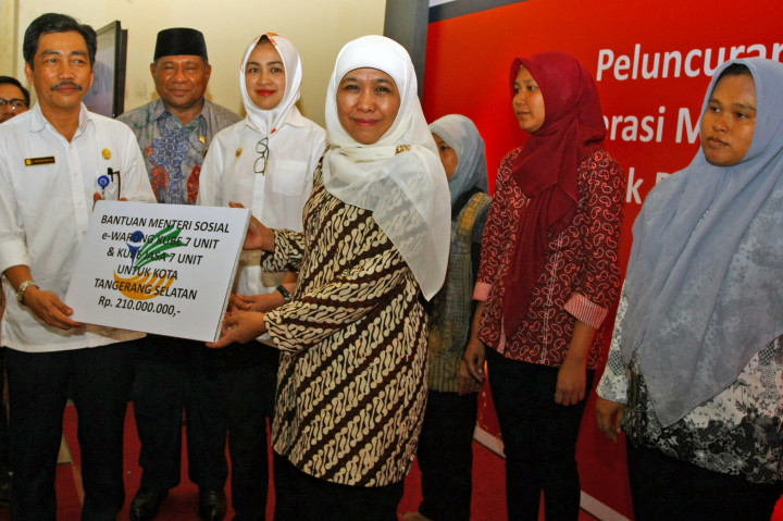 Mensos Khofifah Indar Parawansa (tengah) disaksikan Wali Kota Tangerang Selatan Airin Rachmy Diani (ketiga kiri) secara simbolis memberikan 7 unit E-Warong Kelompok Usaha Bersama (KUBE) kepada perwakilan Dinas Sosial Tangsel.