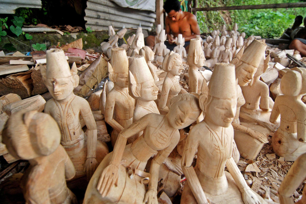 Perajin memproduksi kerajinan patung Loro Blonyo di salah satu rumah industri di Gedangsari, Kabupaten Gunung Kidul, DI Yogyakarta.