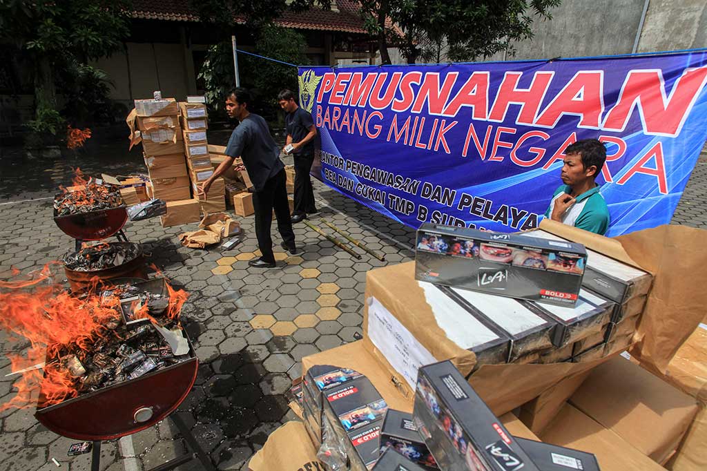 Petugas memusnahkan barang kena cukai hasil tembakau (rokok) ilegal di Kantor Pengawasan dan Pelayanan Bea dan Cukai  Tipe Madya Pabean B Surakarta, Karanganyar, Jawa Tengah, Kamis.