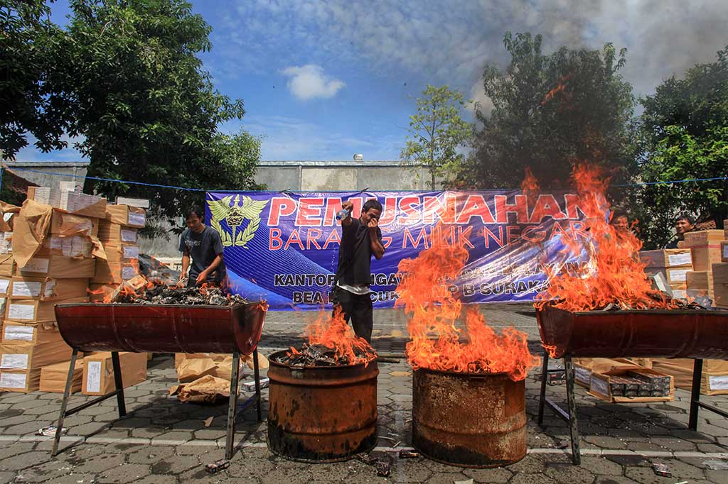 Puluhan ribu rokok ilegal tersebut hasil sitaan dari sebuah pabrik di kawasan Baki, Sukoharjo, Februari lalu.