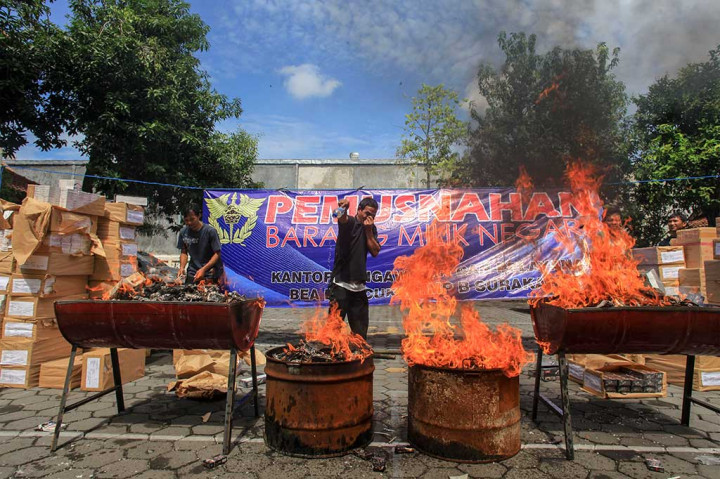 Puluhan ribu rokok ilegal tersebut hasil sitaan dari sebuah pabrik di kawasan Baki, Sukoharjo, Februari lalu.