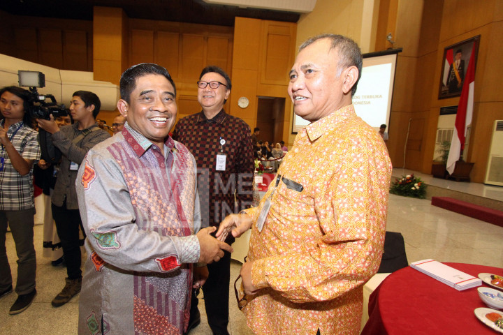 Ketua KPK Agus Rahardjo (kanan) dan Plt Gubernur DKI Jakarta Sumarsono (kiri) hadir dalam rakornas dan dialog terbuka bersama Gubernur se-Indonesia di Kantor Kemendagri.