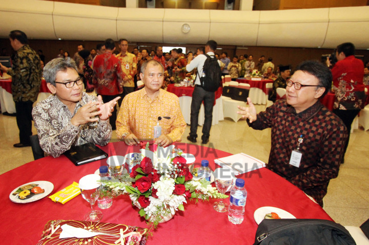 Mendagri Tjahjo Kumolo (kanan) berbincang dengan Ketua KPK Agus Rahardjo (tengah) dan Juru Bicara Presiden, Johan Budi saat rakornas dan dialog terbuka bersama Gubernur se-Indonesia di Kantor Kemendagri.