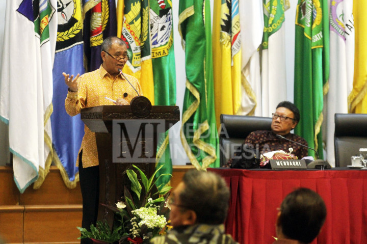 Ketua KPK Agus Rahardjo (kiri) memberi paparan dalam rakornas dan dialog terbuka terkait kerawanan Jelang Pilkada Serentak 2017 dan penguatan Tim Saber Pungli.
