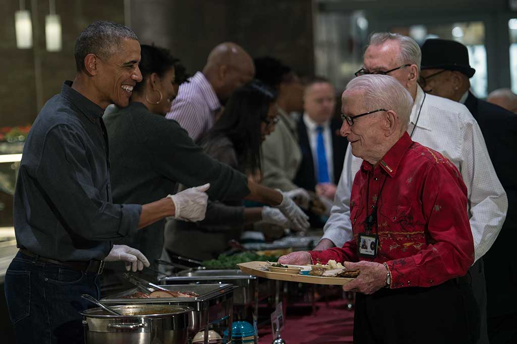 Sementara Michelle dan Sasha membagikan sayur bayam, kacang, kentang tumbuk, dan saus.