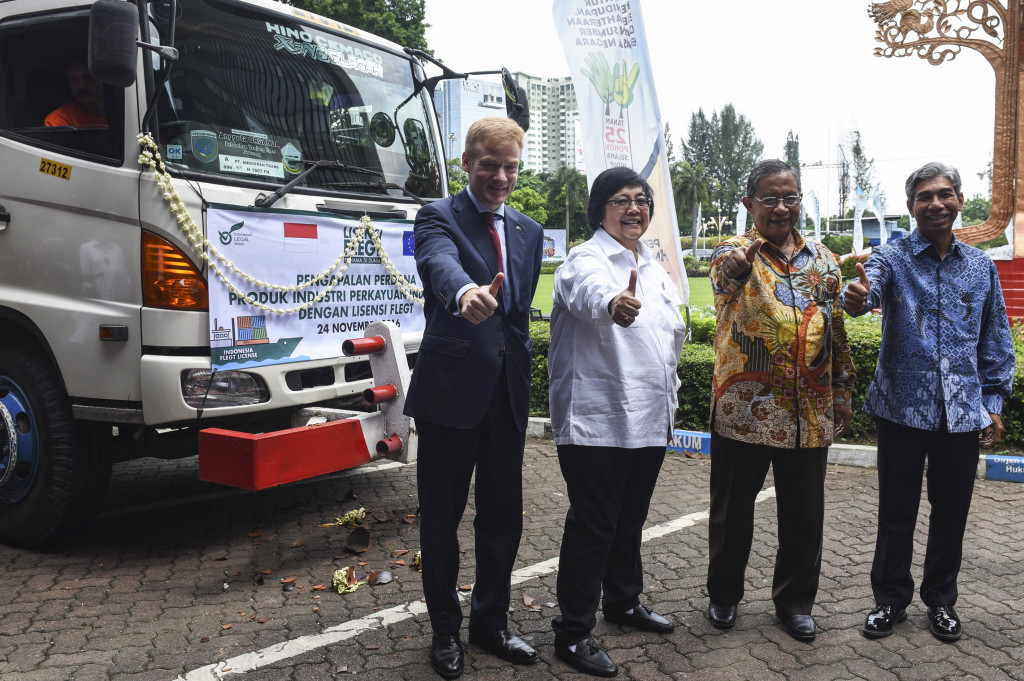 Menko Perekonomian Darmin Nasution (kedua kanan) bersama Menteri Lingkungan Hidup dan Kehutanan Siti Nurbaya (kedua kiri), Wakil Menteri Luar Negeri A.M. Fachir (kanan) dan Duta Besar Uni Eropa untuk Indonesia Vincent Guerent (kiri) mengacungkan jempol di depan truk pengangkut peti kemas berisi produk kayu Indonesia.