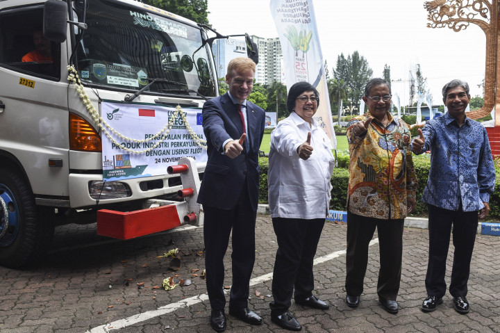Menko Perekonomian Darmin Nasution (kedua kanan) bersama Menteri Lingkungan Hidup dan Kehutanan Siti Nurbaya (kedua kiri), Wakil Menteri Luar Negeri A.M. Fachir (kanan) dan Duta Besar Uni Eropa untuk Indonesia Vincent Guerent (kiri) mengacungkan jempol di depan truk pengangkut peti kemas berisi produk kayu Indonesia.