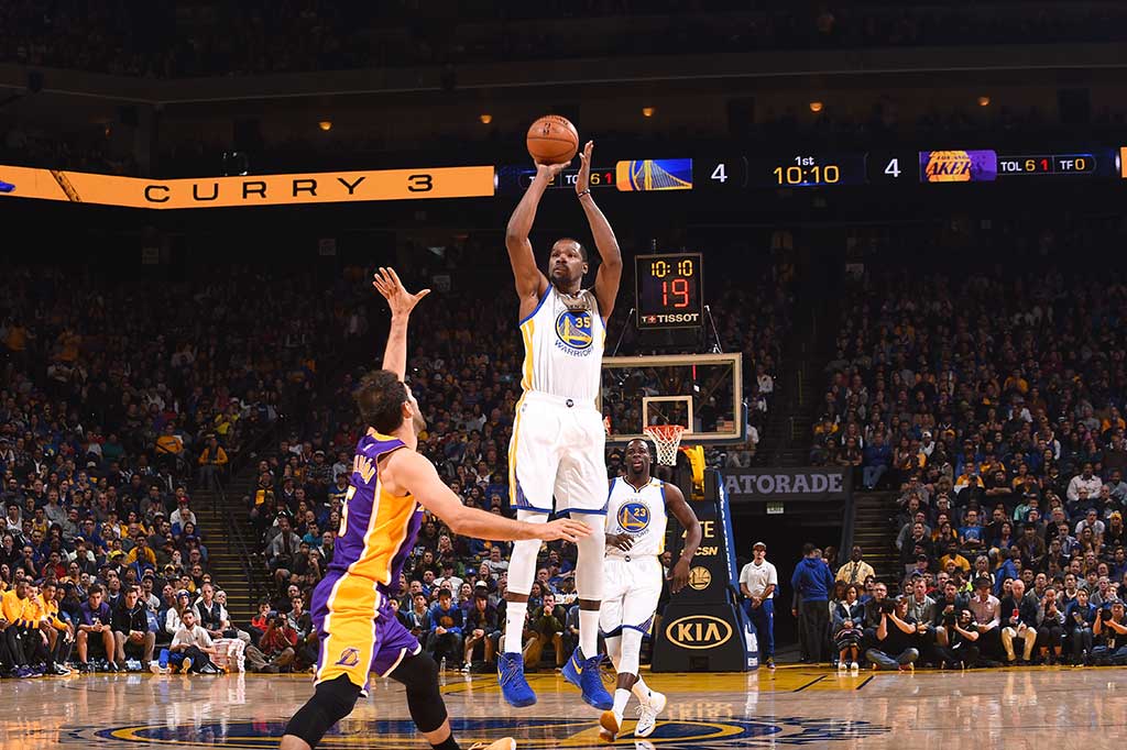 Sementara itu Kevin Durant menambah 28 poin, 6 rebound, dan 5 assist.