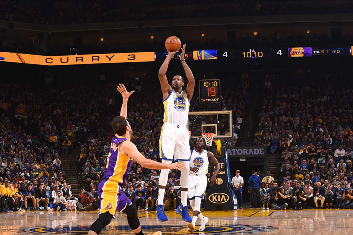 Sementara itu Kevin Durant menambah 28 poin, 6 rebound, dan 5 assist.