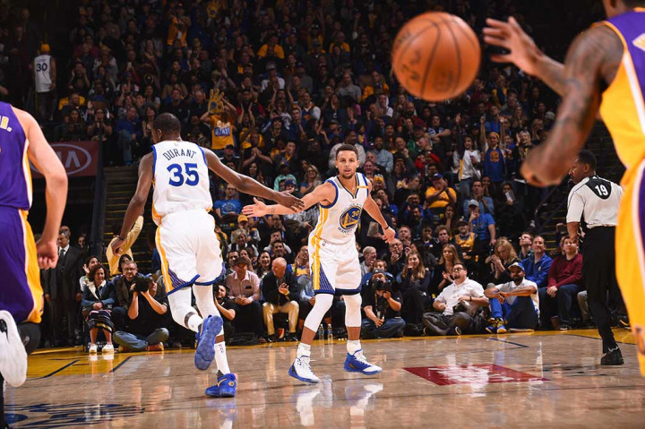 Curry dan Durant meluapkan kegembiraan mereka. 
