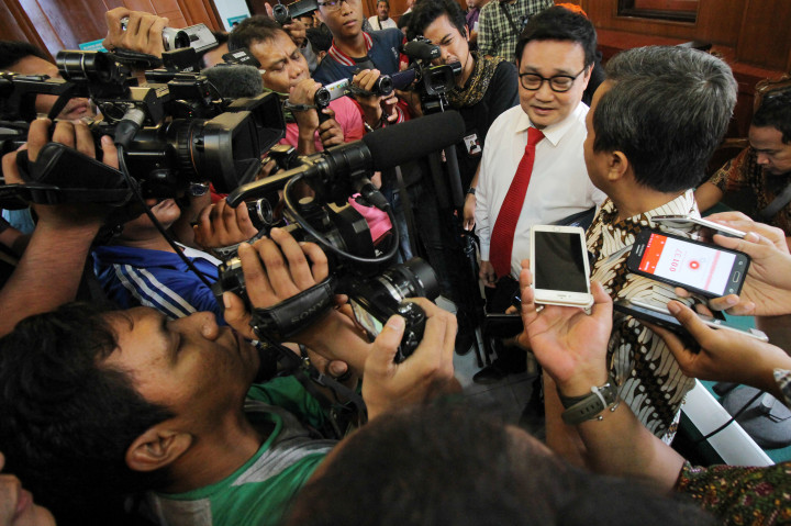 Kuasa hukum Dahlan Iskan yang juga tersangka kasus dugaan korupsi pelepasan aset PT Panca Wira Usaha (PWU) Dahlan Iskan (kanan) memberikan keterangan kepada awak media usai mengikuti sidang putusan gugatan praperadilan.