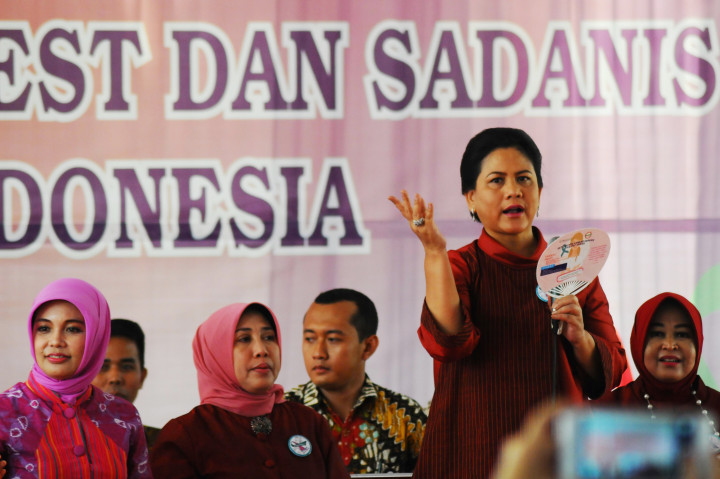 Ibu Negara Iriana Joko Widodo (kanan) memberikan sambutan saat acara Gerakan Nasional Pekan Deteksi Diri IVA Tes dan Sadanis di Alun-alun Klaten, Jawa Tengah.