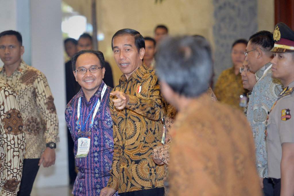 Presiden Joko Widodo (kanan) bersama Pemred Kompas Budiman Tanuredjo (kiri) menghadiri acara Kompas 100 CEO Forum 2016.