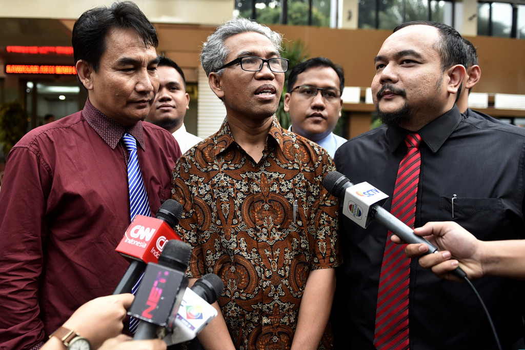 Tersangka kasus dugaan penyebaran kebencian terkait unggahan video Basuki Tjahaja Purnama, Buni Yani (tengah) didampingi penasehat hukumnya menyampaikan keterangan pers usai diperiksa di Direktorat Reserse Kriminal Khusus, Polda Metro Jaya.