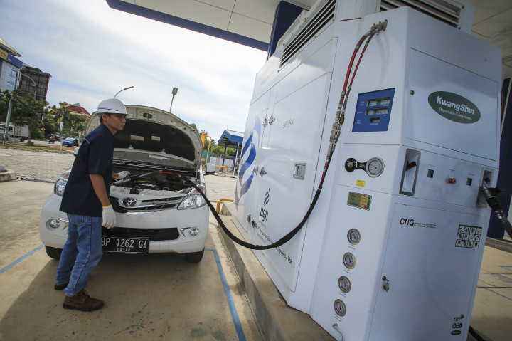 Petugas Stasiun Pengisian Bahan Bakar Gas (SPBG) mengisikan bahan bakar gas ke kendaraan operasional milik PT PGN Batam.