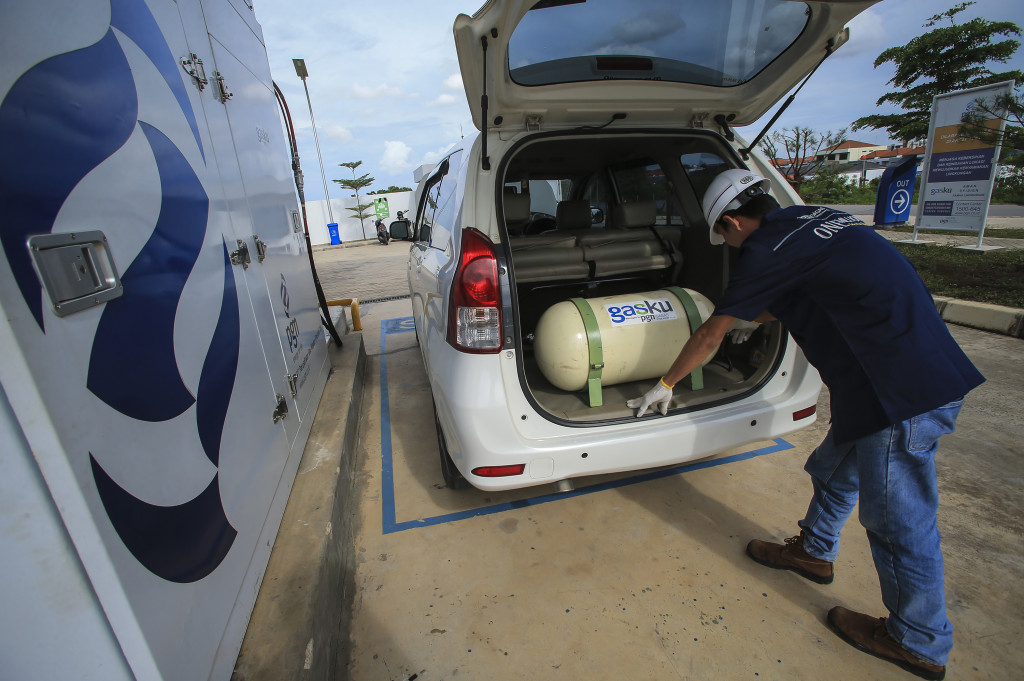 Petugas Stasiun Pengisian Bahan Bakar Gas (SPBG) melakukan pengecekan tabung gas usai mengisikan bahan bakar gas ke kendaraan operasional milik PT PGN Batam.