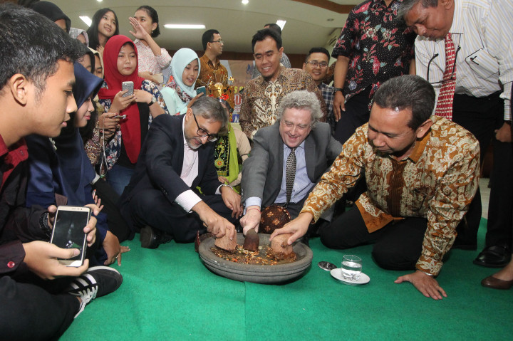 Dubes Inggris untuk Indonesia, ASEAN dan Timor Leste Moazzam Malik (ketiga kiri) mengulek rujak bersama Country Director of British Council Indonesia Paul Smith (tengah) dan Ketua STIE Perbanas Luthfi (kanan).