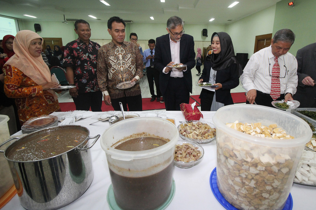 Dubes Inggris untuk Indonesia, ASEAN dan Timor Leste Moazzam Malik (ketiga kanan) mencicipi makanan Rujak Uleg.