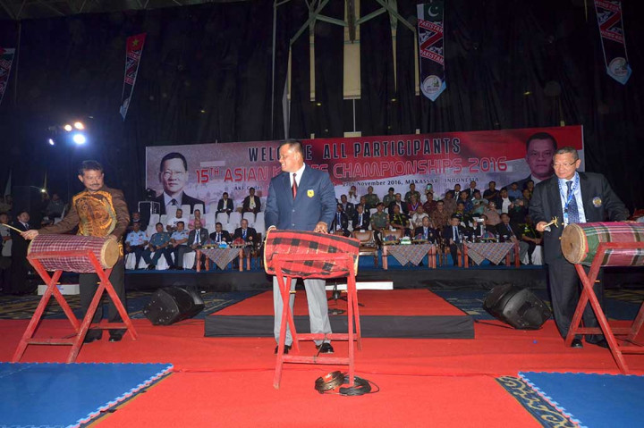 Ketua Federasi Olahraga Karate-Do Indonesia (FORKI) yang juga Panglima TNI Jenderal Gatot Nurmantyo (tengah), Gubernur Sulsel Syahrul Yasin Limpo (kiri) dan Presiden AKF Chang Kuang Huei menabuh gendang tanda dimulainya kejuaraan AKF Championship 2016, di Celebes Converention Centre (CCC), Makassar, Kamis. 