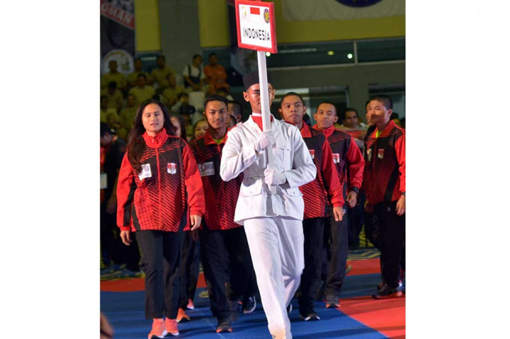 Kontingen karateka Indonesia mengikuti devile pembukaan kejuaraan AKF Championship 2016.