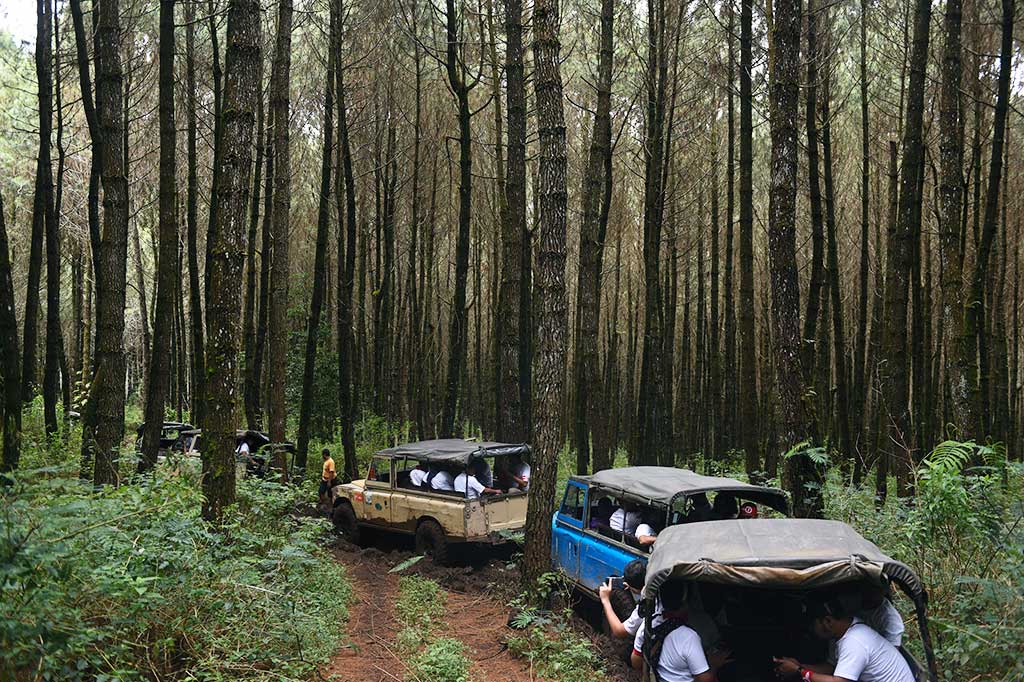 Mobil offroad melintasi jalur berlumpur di Gunung Putri, Lembang, Bandung, Jawa Barat, Kamis (24/11/2016). 