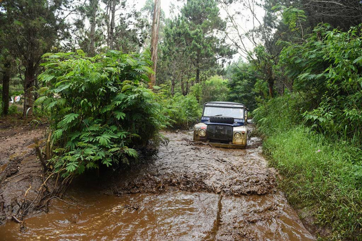 Wisata offroad menawarkan lintasan yang penuh tantangan namun mengasyikkan.