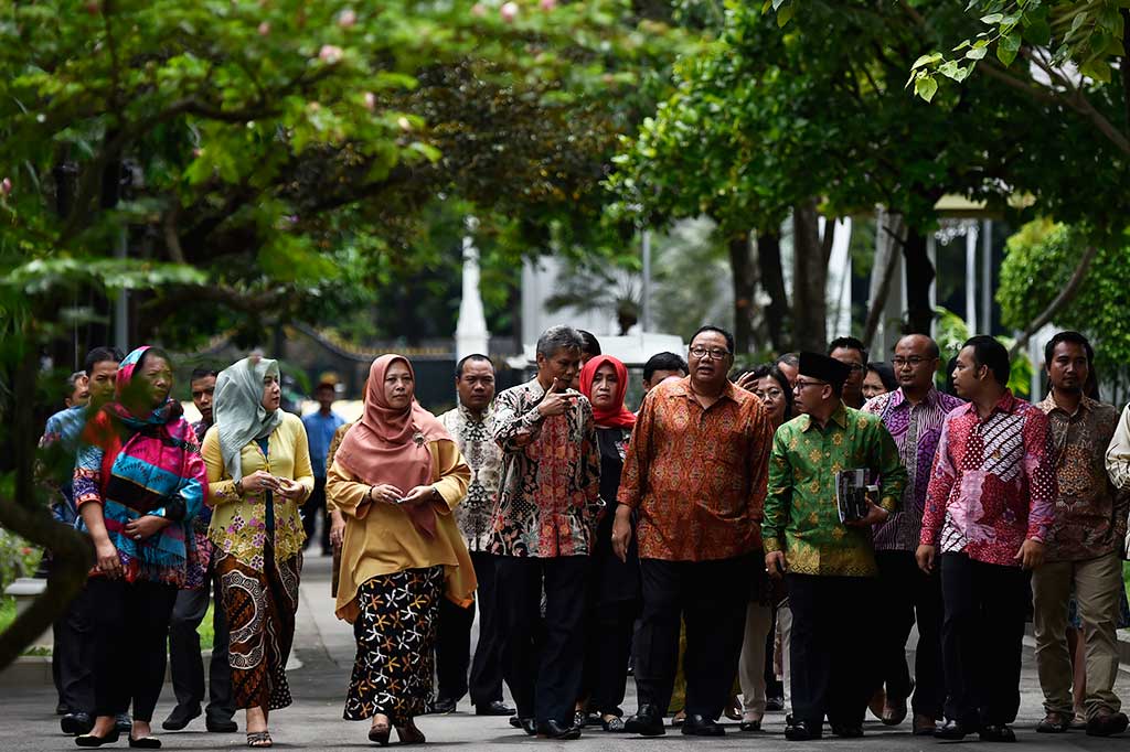 Menteri Koperasi dan UMKM Anak Agung Gede Ngurah Puspayoga bersama para pelaku UMKM meninggalkan Istana Merdeka usai bertemu Presiden Jokowi