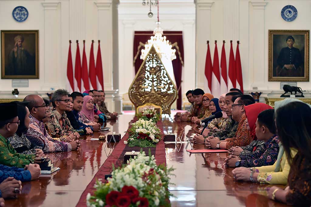 Presiden Joko Widodo (keenam kanan) didampingi Menteri Koperasi dan UMKM Anak Agung Gede Ngurah Puspayoga berdialog dengan pelaku UMKM di Istana Merdeka, Jakarta, Jumat.