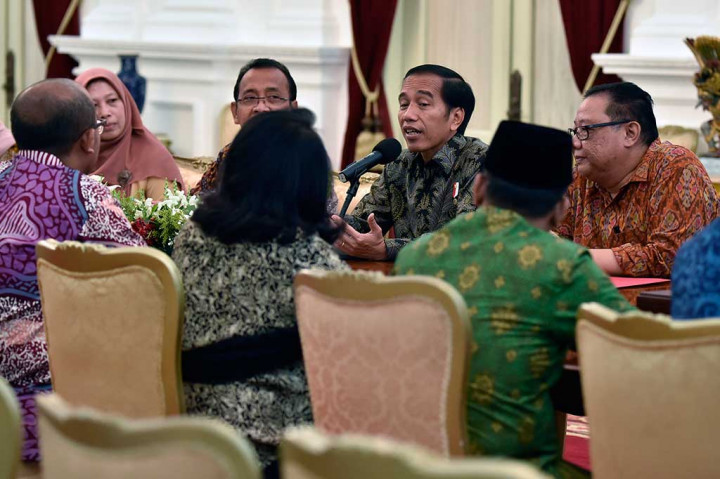 Presiden Jokowi didampingi Menteri Koperasi dan UMKM Anak Agung Gede Ngurah Puspayoga (kanan) dan Mensesneg Pratikno berdialog dengan pelaku UMKM.