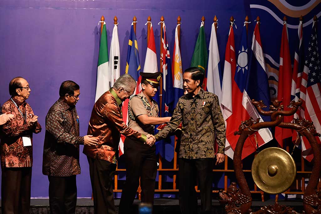 Presiden Joko Widodo berjabat tangan dengan Menteri Perdagangan Enggartiasto Lukita (ketiga kiri), Seskab Pramono Anung (kedua kiri) dan Ketua Asosiasi Franchise Indonesia Anang Sukandar (kiri) usai membuka Indonesia Franchise and SME Expo (IFSE) 2016 di Jakarta, Jumat.