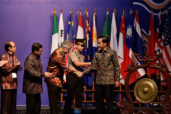 Presiden Joko Widodo berjabat tangan dengan Menteri Perdagangan Enggartiasto Lukita (ketiga kiri), Seskab Pramono Anung (kedua kiri) dan Ketua Asosiasi Franchise Indonesia Anang Sukandar (kiri) usai membuka Indonesia Franchise and SME Expo (IFSE) 2016 di Jakarta, Jumat.