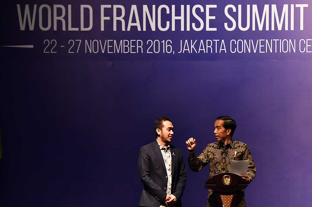 Presiden Jokowi berbincang dengan pemilik waralaba Coffee Toffee Odi Anindito saat pembukaan IFSE 2016.