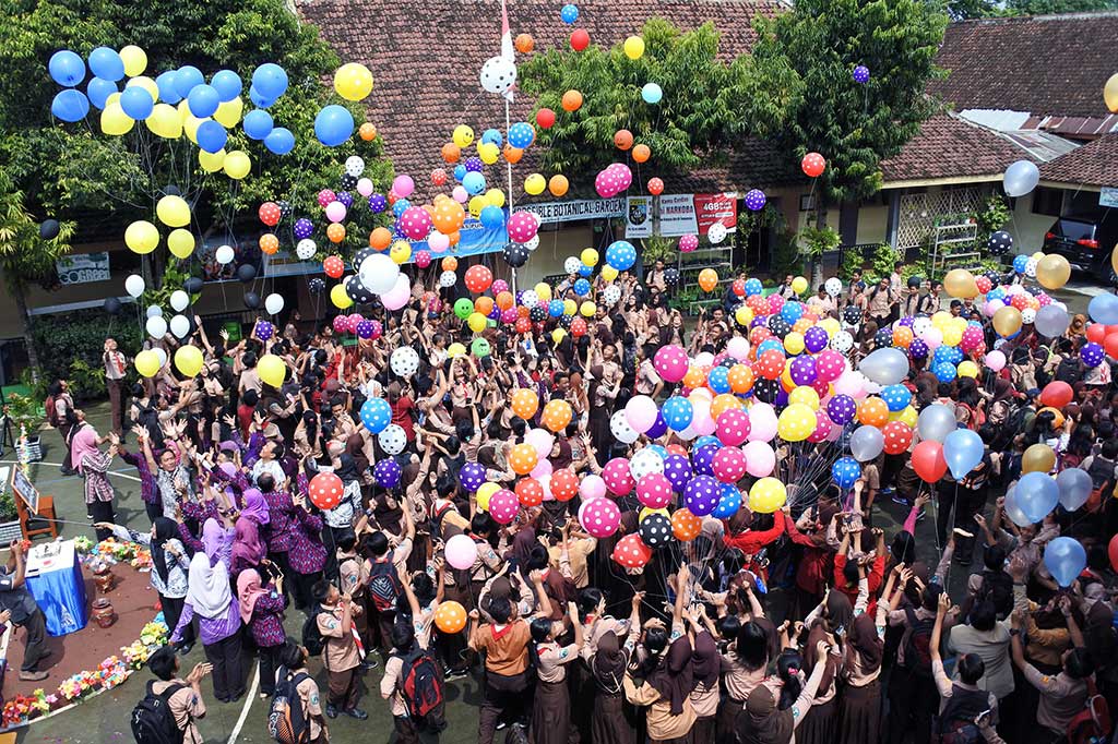 Siswa melepas balon berisi cita-cita dan harapan pada Hari Guru Nasional di SMPN 12 Jember, Jawa Timur. ANTARA/Seno