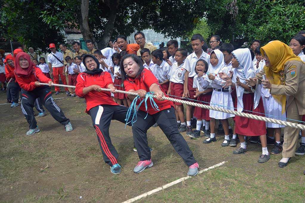 Sejumlah guru mengikuti lomba tarik tambang antar guru di Sekolah Dasar Negeri 2 Getas Pejaten, Jati, Kudus, Jawa Tengah. ANTARA/Yusuf Nugroho