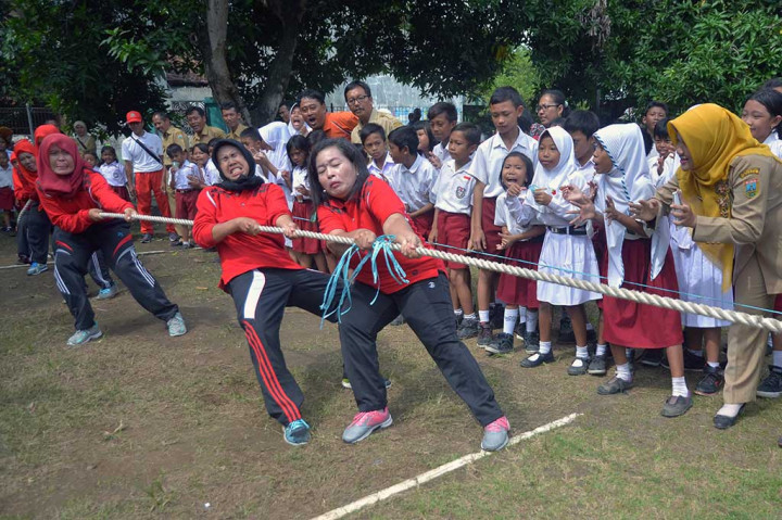 Sejumlah guru mengikuti lomba tarik tambang antar guru di Sekolah Dasar Negeri 2 Getas Pejaten, Jati, Kudus, Jawa Tengah. ANTARA/Yusuf Nugroho