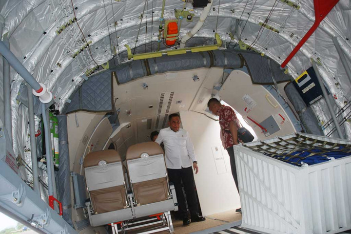 Menhan Ryamizard Ryacudu meninjau bagian dalam pesawat CN235-220M pesanan Aircraft Royal Thai Police (RTP) di hanggar PT Dirgantara Indonesia (DI), Bandung, Jawa Barat, Jumat (25/11/2016). 