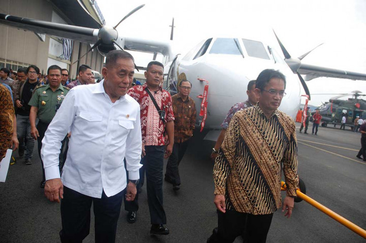 Menhan Ryamizard Ryacudu bersama Dirut PT DI Budi Santoso seusai meninjau pesawat CN235-220M pesanan Aircraft Royal Thai Police (RTP).