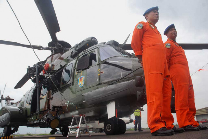 Dua pilot berdiri di depan helikopter jenis Full Combat SAR Mission EC725 yang baru diserahkan dari PT DI ke Kementerian Pertahanan.