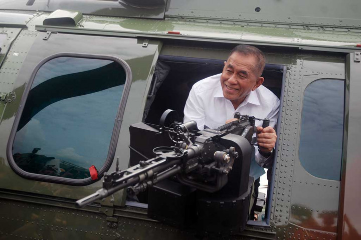 Menhan Ryamizard Ryacudu mencoba peralatan tempur seusai serah terima dua unit helikopter jenis Full Combat SAR Mission EC725 dari PT DI ke Kementerian Pertahanan, di Bandung, Jawa Barat, Jumat (25/11/2016).