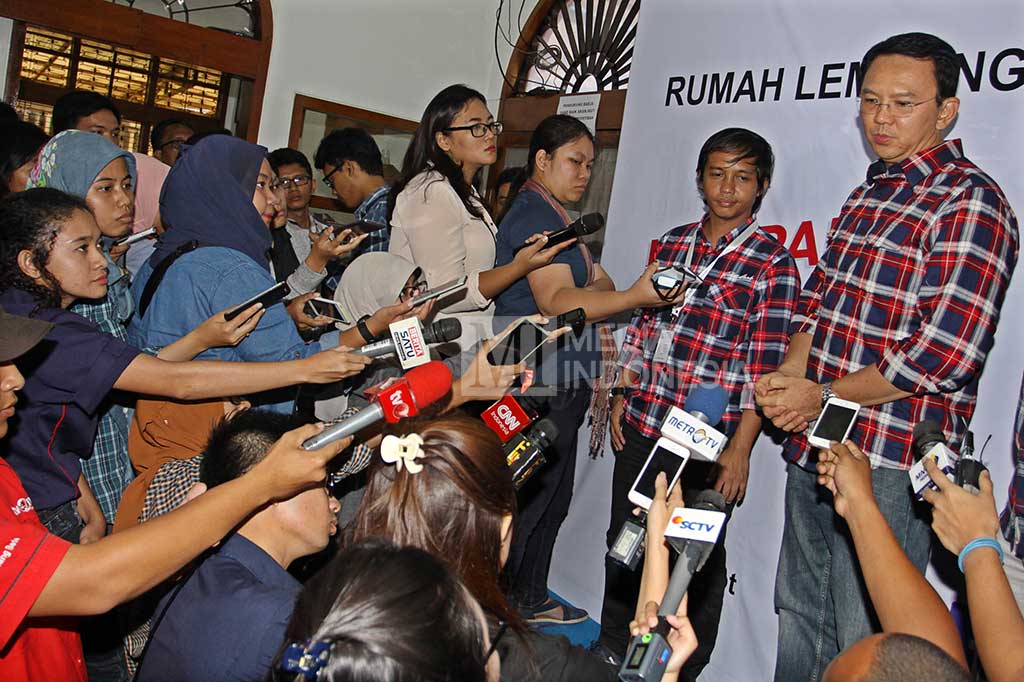 Ahok menjawab pertanyaan wartawan usai memaparkan program kerjanya.