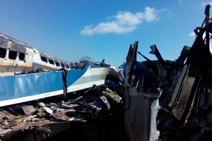 Petugas penyelamat kesulitan mengevakuasi para korban karena lokasi kecelakaan berada di daerah terpencil.