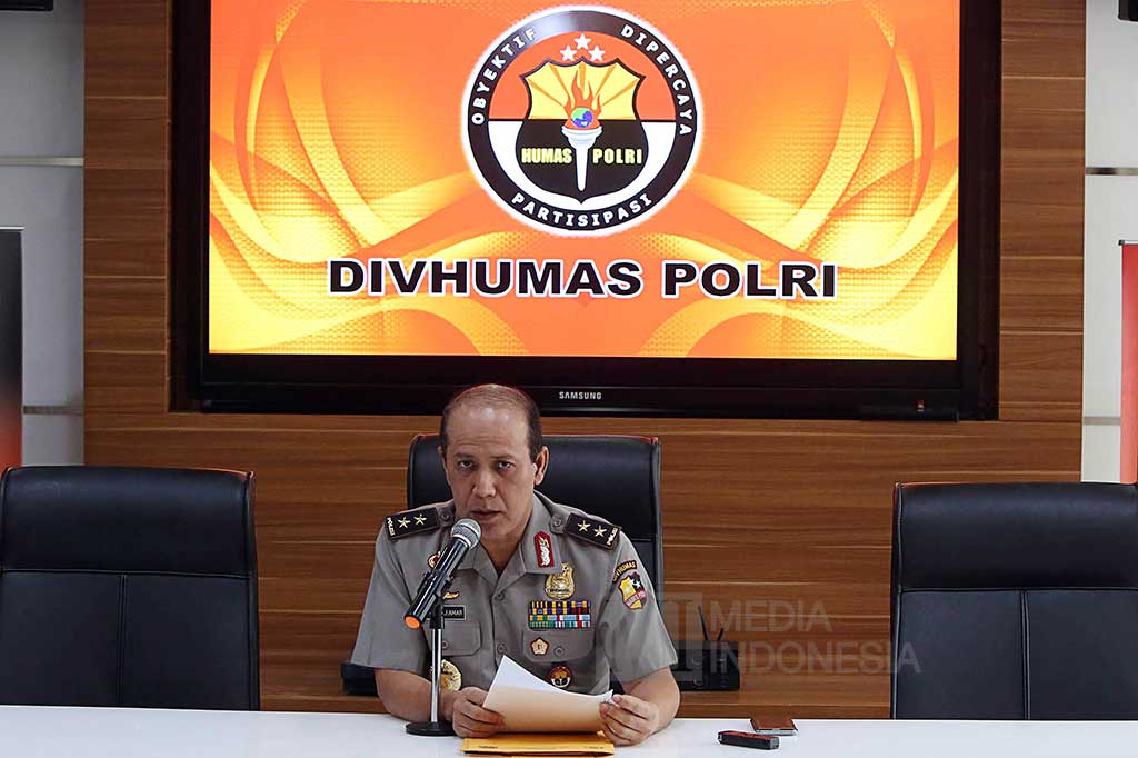Kadiv Humas Mabes Polri Irjen Boy Rafli Amar melakukan konferensi pers terkait penangkapan AR, yang diduga menulis hasutan untuk menarik uang secara besar-besaran (rush money) melalui akun jejaring sosial, di Mabes Polri, Jakarta, Sabtu (26/4/2016).