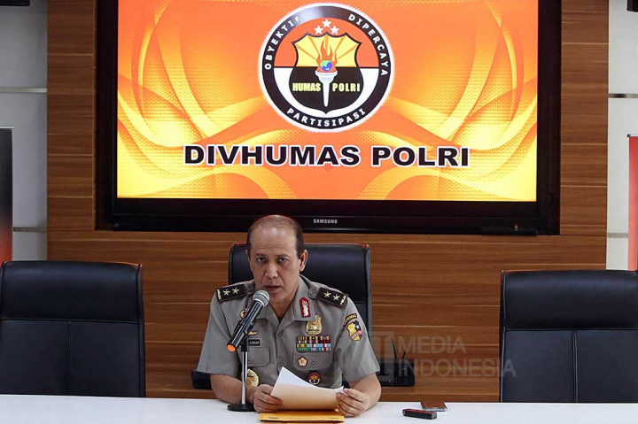 Kadiv Humas Mabes Polri Irjen Boy Rafli Amar melakukan konferensi pers terkait penangkapan AR, yang diduga menulis hasutan untuk menarik uang secara besar-besaran (rush money) melalui akun jejaring sosial, di Mabes Polri, Jakarta, Sabtu (26/4/2016).