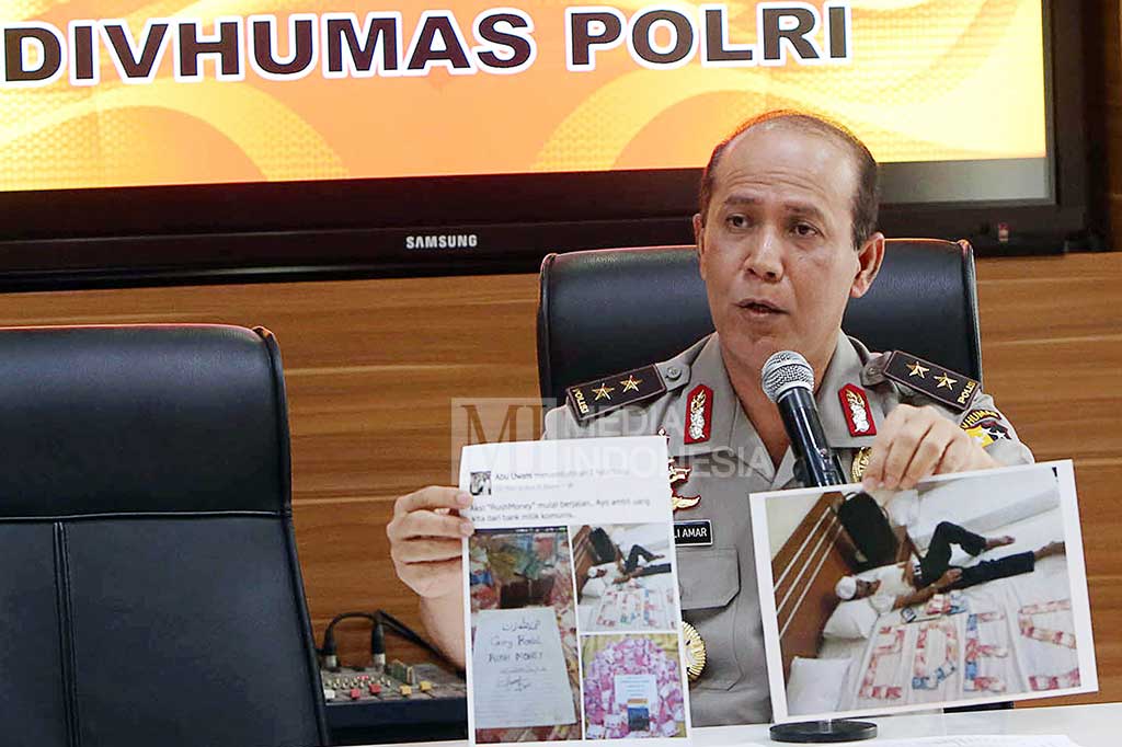 Irjen Boy Rafli Amar menyatakan AR ditangkap atas unggahannya yang berisi provokasi untuk mengajak masyarakat menarik dana besar-besaran dari bank yang ia tulis pada akun jejaring sosial miliknya bernama Abu Uwais.