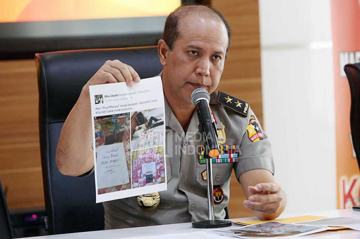 Kadiv Humas mengatakan foto yang diunggah tersangka AR menunjukkan tersangka seolah-olah tidur dengan dikelilingi uang yang ditariknya dari bank. Foto tersebut diberi keterangan 'Aksi rush money mulai berjalan, ayo ambil uang kita dari bank milik komunis'.