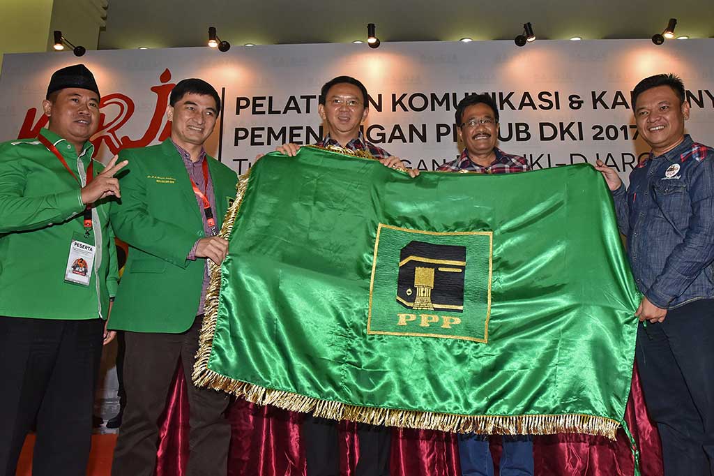 Pasangan cagub-cawagub DKI Jakarta Petahana Basuki T. Purnama-Djarot Saiful Hidayat dan Sekjen PPP Dimyati Natakusumah (kedua kiri) bersama-sama membentangkan bendera partai PPP saat menghadiri pelatihan komunikasi dan kampanye pemenangan pilgub DKI 2017 di Jakarta, Sabtu (26/11).