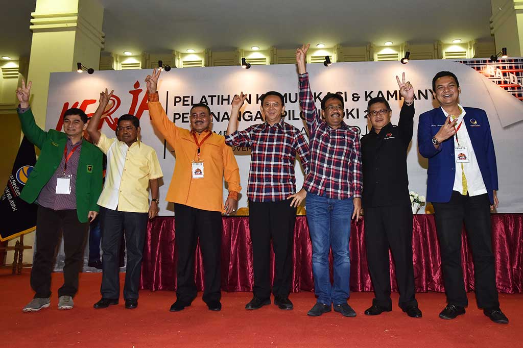 Cagub DKI Jakarta petahana Basuki T. Purnama dan cawagub Djarot Saiful Hidayat bersama (dari kanan) Ketua Umum Garda Pemuda NasDem Martin Manurung, Sekjen PDI Perjuangan Hasto Kristiyanto, Ketua DPD Hanura DKI Jakarta Muhammad Ongen Sangaji, Sekjen Golkar Idrus Marham, dan Sekjen PPP Dimyati Natakusumah mengacungkan dua jari saat menghadiri Pelatihan Komunikasi dan Kampanye Pemenangan Pilgub DKI 2017 di Jakarta, Sabtu. 
